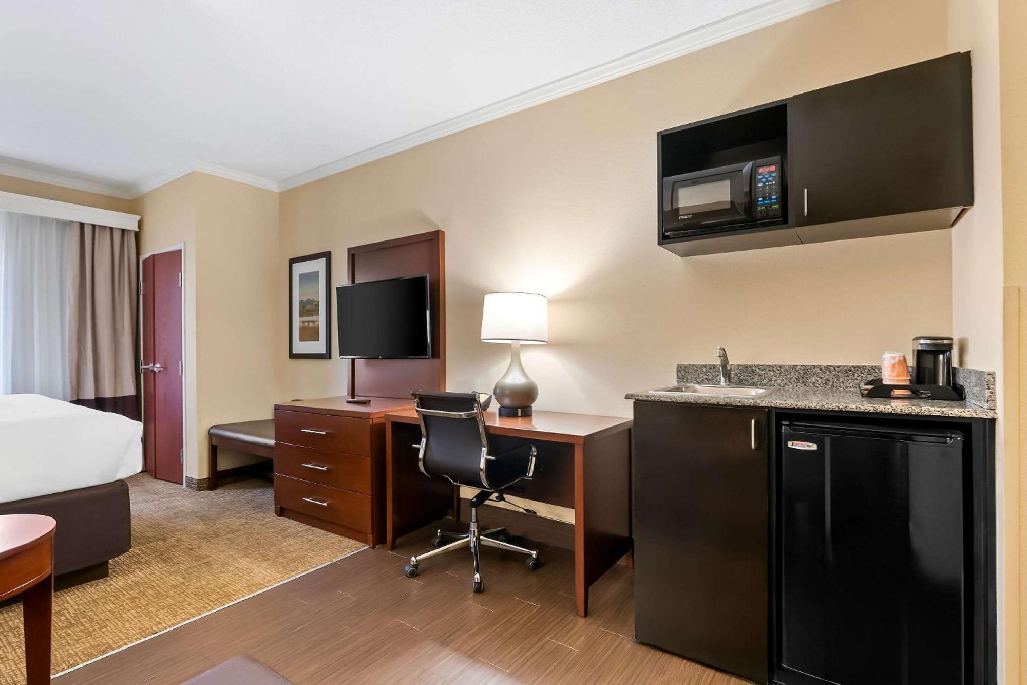 Comfort Suites Panama City Near Tyndall Afb Exterior photo