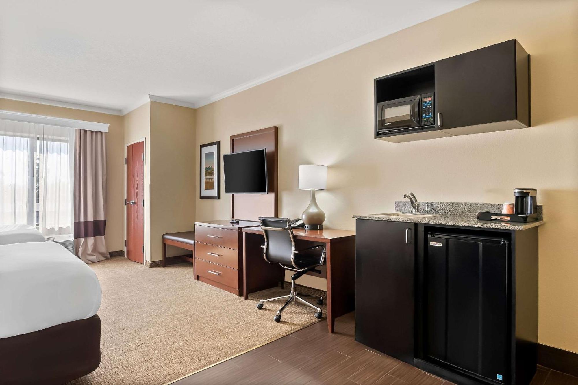 Comfort Suites Panama City Near Tyndall Afb Exterior photo