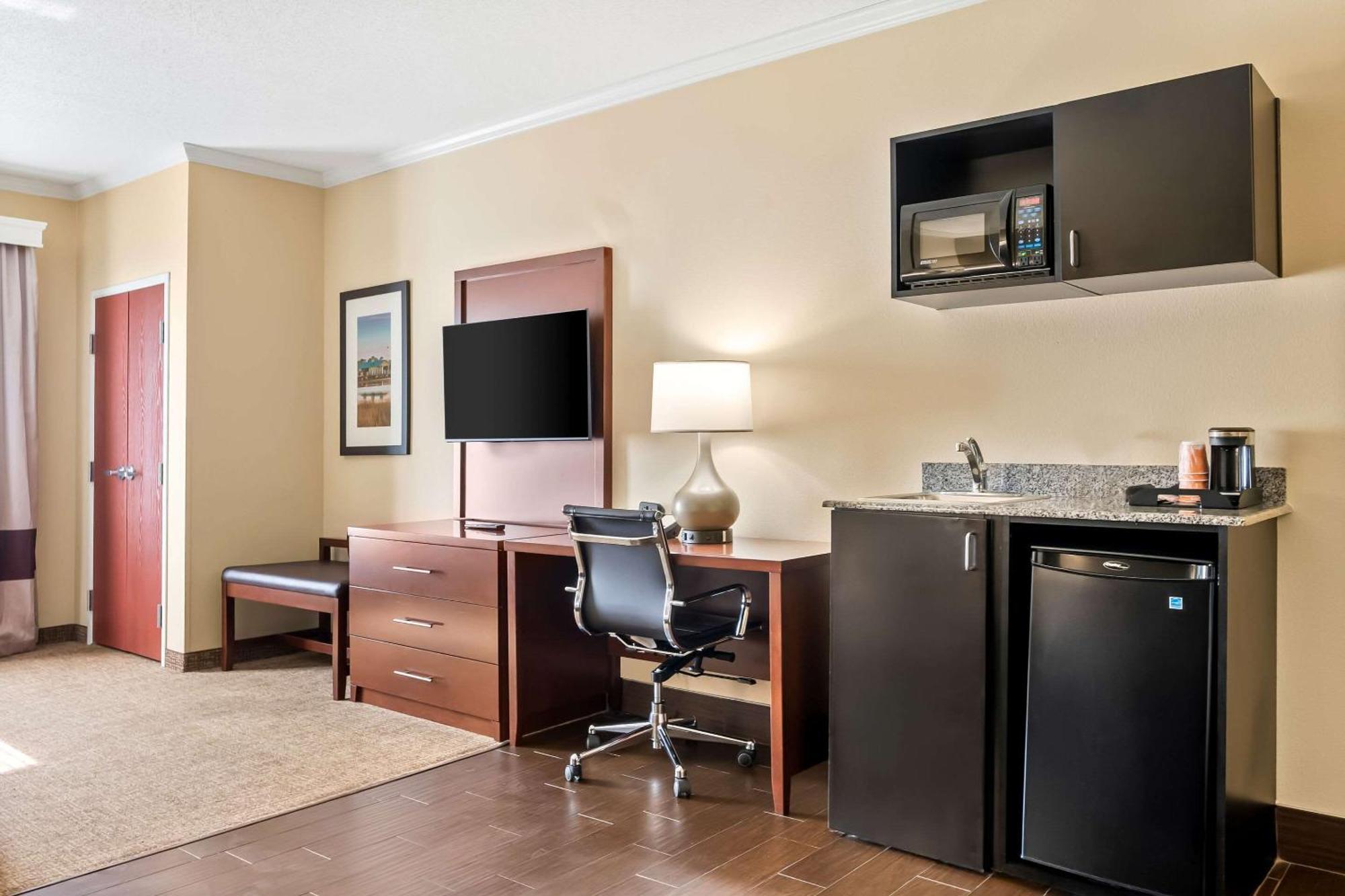 Comfort Suites Panama City Near Tyndall Afb Exterior photo